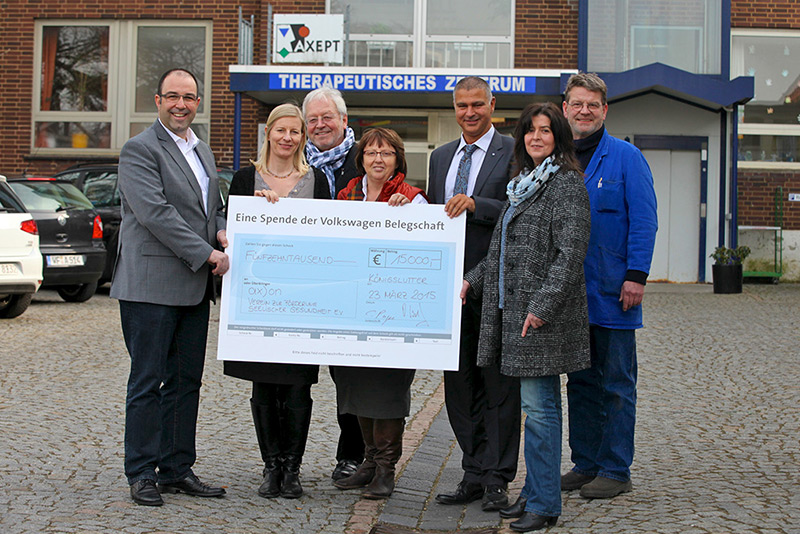 Foto von der Übergabe einer 15000 Euro Spende der Volkswagen Belegschaft an den Verein axon im Jahr 2015