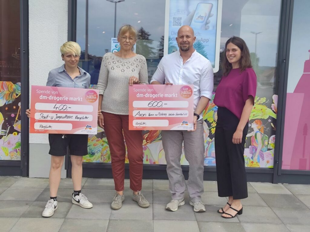 Foto der Spendenscheckübergabe vom dm-drogerie Markt Königslutter an den Verein axon für dessen Kontaktstelle