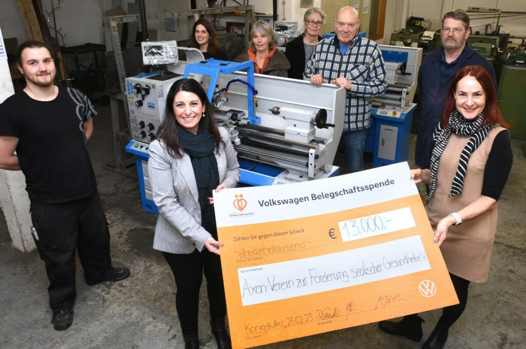 Foto von der Übergabe einer 13000 Euro Spende der Volkswagen Belegschaft an den Verein axon